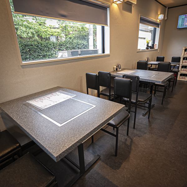 【少人数でのご宴会にもオススメ☆テーブル席あります】清潔感のある店内には4名様掛けのテーブル席が3席ございます！職場の同僚やいつもの仲間とのちょっとしたご宴会にもピッタリです♪各種少人数宴会も承っておりますのでお気軽にご利用ください◎
