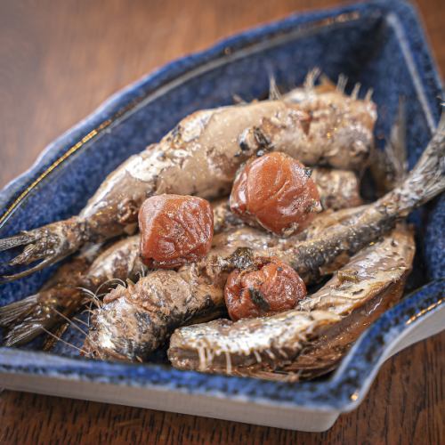 小鉢のあてあります。昭和の親父料理をお楽しみください