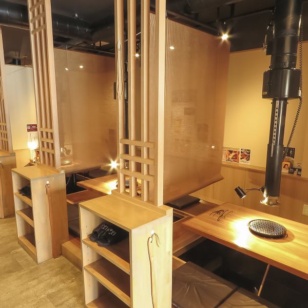 [Semi-private room-style seats ♪] A digging pit where you can take off your shoes and relax.All seats are laid out in a semi-private room style with roll screens, etc. ♪ We also have table seats and digging seats that are easy to use for banquets, after work, and small groups!