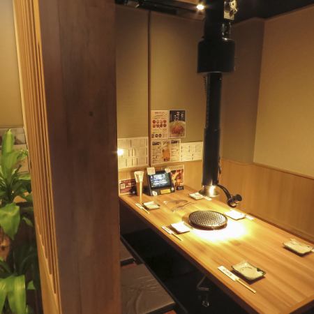 Private room with sunken kotatsu table, 6 seats x 1 table (Private rooms are available for 3 people or more. *For 2 people or less, a private room fee of 5,500 yen (tax included) will be charged, and for 3 people or more, a fee of 3,300 yen (tax included) will be charged.)