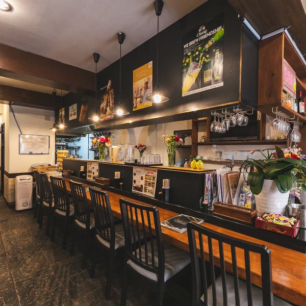 【シェフの技を間近で楽しむ◎】当店のカウンター席は8席のみで、シェフとの距離が近いのが魅力です。料理が出来上がる様子を楽しむことができ、落ち着いた雰囲気の中で本格的なタイ料理を味わえます。温かなインテリアに囲まれた空間で、リラックスしたひとときをお過ごしください。