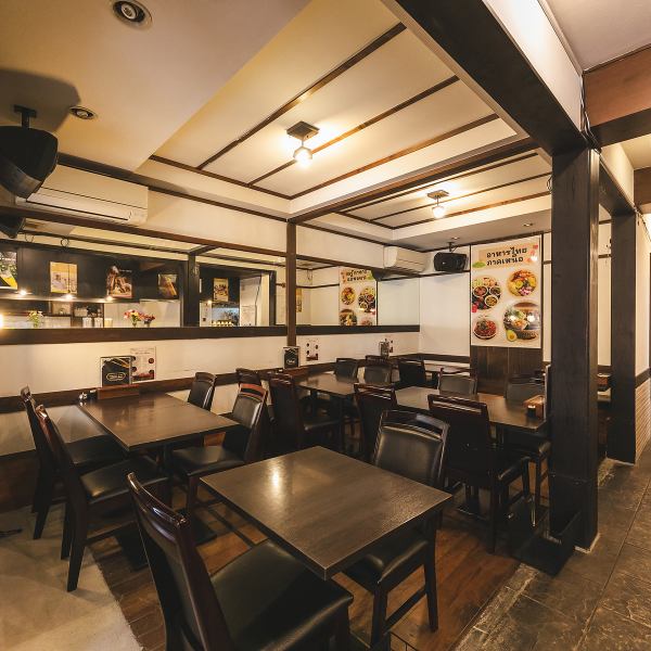 【テーブル席でゆったりと◎】当店には、4名用テーブルが4卓、2名用テーブルが2卓ございます。温かみのあるインテリアに囲まれた落ち着いた雰囲気の中、友人や家族と心地よい時間を過ごせます。大切な人との特別なディナーや、気軽なお食事会にもぴったりです。