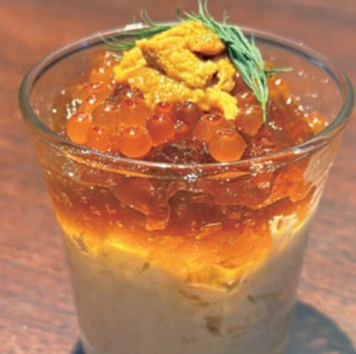 Crab tartar mousse and lobster consommé jelly topped with sea urchin and salmon roe (1 piece)