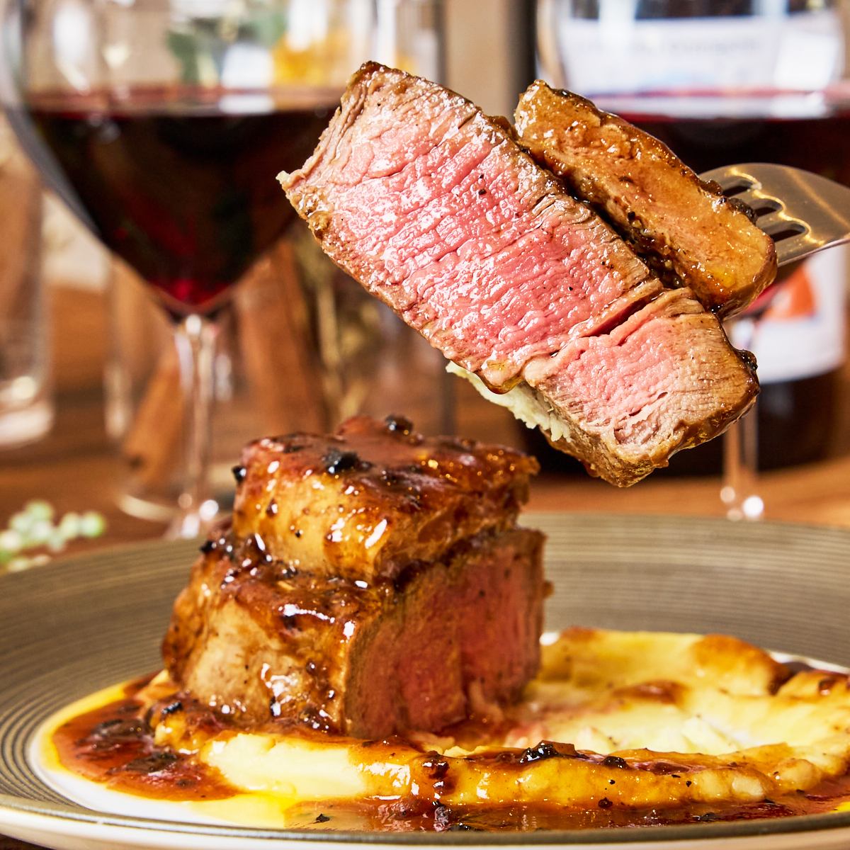 您可以以合理的价格享用正宗的披萨和用优质食材烹制的菜肴。