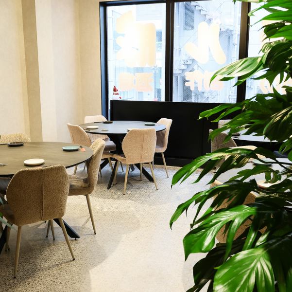 【予約優先】人気の円卓は全員が顔を合わせて座ることができるため、テーブルを囲む全員が平等に会話に参加しやすくなります。視線が合いやすく、自然とコミニケーションが活発になるため、親しい間柄はもちろん、ビジネスの会食や初対面の人同士でも打ち解けやすくなります。また、和やかな雰囲気を作り出します。