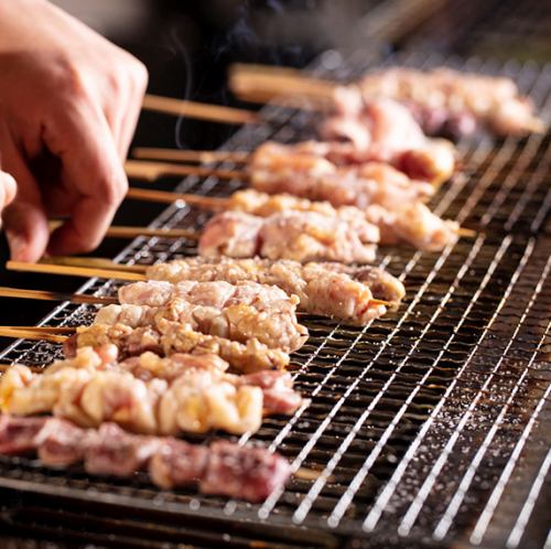 The popular Aibuta Yakitori is made with carefully grilled Daisen chicken, a famous brand of chicken.