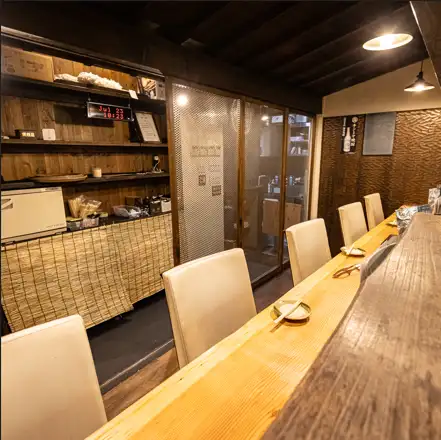 <p>お一人様やデートでのご利用に最適なカウンター席も5席ご用意しております。スタッフとの会話を楽しんだり、ご自身だけの時間を満喫したりと、思い思いの過ごし方が可能です。また、遠方から一目でわかる存在感抜群の看板が目印。ふらっと立ち寄りたくなる、アットホームで居心地の良い空間が広がっています。</p>