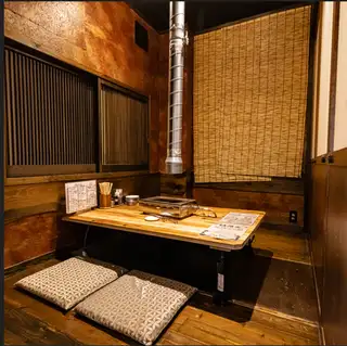 少し広めの4～8名様用掘りごたつ完全個室も1部屋完備。グループでの飲み会や女子会、合コンなど、様々なシーンで大活躍する使い勝手の良いお席です。