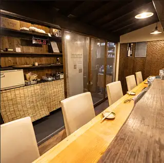 お一人様でのご来店も大歓迎！しっぽりと一人飲みを楽しめるカウンター席を5席ご用意しております。デートで横並びに座って会話を楽しむのにもおすすめです。