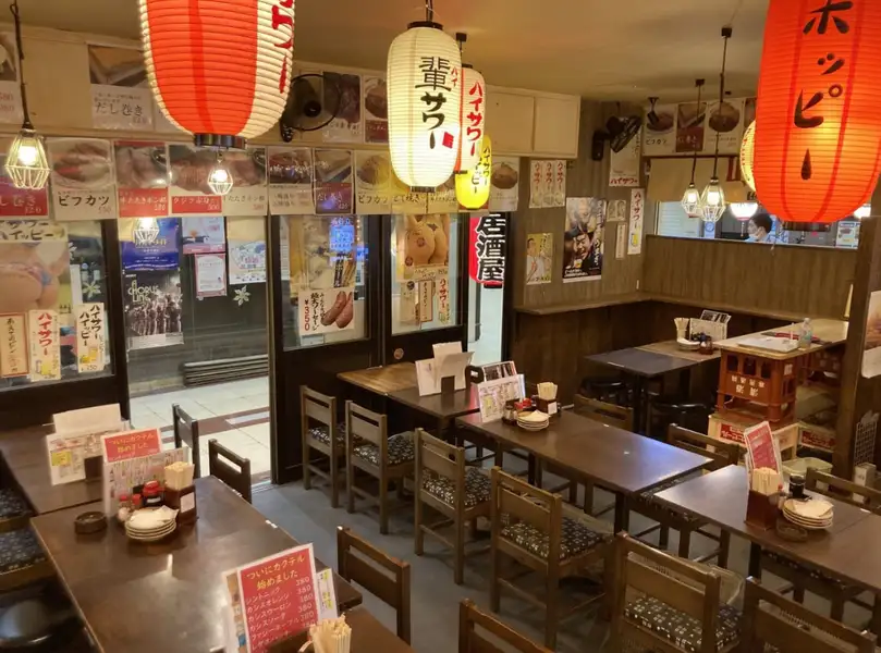 東梅田駅からすぐの大阪駅前第4ビル地下1階に位置する大衆居酒屋。昔ながらの赤提灯が光り輝くレトロな空間が広がります。昭和の風情を色濃く残す賑やかな店内はどこか懐かしく活気あふれる心地よさが魅力。サクッと飲みたいお仕事帰りの一杯から大人数での集まりまで様々なシーンに寄り添います。
