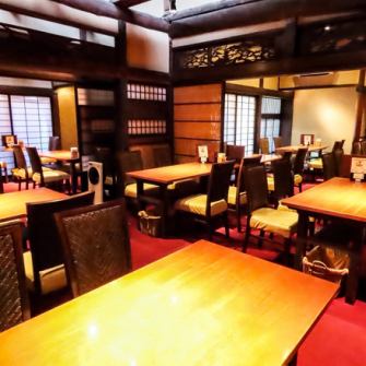 【和の趣あふれる、癒しのくつろぎ空間】店内は木のぬくもりや格子、やさしい照明が織りなす和の落ち着きある雰囲気。女子会でのんびり語らう時間にも、旅の途中にひと息つきたい方にもぴったりです。あたたかみのある空間で、心ほどけるひとときをお楽しみください。