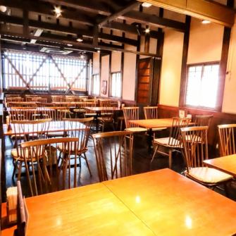 【過ごしやすさ重視のテーブル席】テーブル席は、人数に応じて柔軟に対応できる設計で、グループ利用もスムーズ。お子様連れのファミリーや女子会でも安心して過ごせます。移動しやすく、会話も自然とはずむ過ごしやすい空間です。