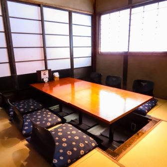 【ゆったりくつろげる掘りごたつ】足を伸ばして座れる掘りごたつ席は、長時間の食事でも疲れにくく、ご年配の方にも好評。囲んで座れる安心感があり、三世代の団らんやお祝いごとなど、ゆっくりと語らいたい場面にぴったりの人気席です。