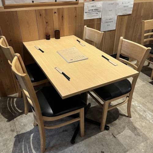 <p>テーブル席は2名様～可能♪少人数でのご利用にもオススメです！会社帰りのサク飲みにも最適！</p>