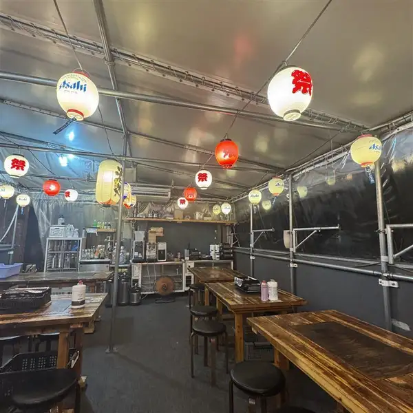 松山市内を一望できる開放感♪屋上BBQテラスを楽しめます!!最大65名まで収容可能◎各種宴会のご相談はお気軽にスタッフまでご相談ください♪ ウケ狙い!ホルモンタイム時 煙 最強!にてゴーグル持参お願いします ※冷気確保で透明ビニールしてますが煙最強時 ビニールオープン!