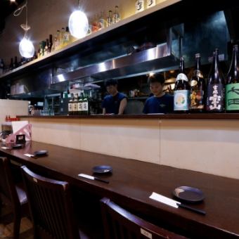 【お一人様大歓迎】お仕事終わりにさくっと１杯飲みたい！という方には最適なテーブル席★路面店で店内の様子が見える入口のため、お一人様でも気軽に入りやすい雰囲気です。お肉だけではなく海鮮メニューやその他一品料理を豊富にご用意しております。気軽に一人飲みできる居酒屋お探しなら！あんず神田へ是非！【神田】