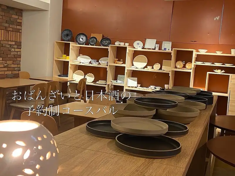 店内奥の一角で食器類の展示・販売を始めました。全国の作家さんたちの器を種類豊富に集めています。ランチは陽光が射す明るい雰囲気に。ディナーは優しい照明に灯された落ち着いた雰囲気に。