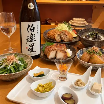 【最受歡迎】包含 6 道時令小菜和我們的招牌菜的日式套餐♪ 5500 日元，包含 120 分鐘無限暢飲。