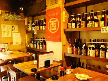 ずらっと並ぶ焼酎ボトル！常連が多い店の人気の秘密はココに有