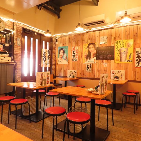 仕事帰りのサラリーマンや友人同士の集まりにピッタリな居酒屋で、心温まるひとときをお楽しみください！店内は落ち着いた雰囲気でリラックスできる空間が広がっています。美味しい料理とお酒を囲みながら、お楽しみください！落ち着いた店内で、忘れられないひとときをお過ごしください♪皆様のご来店お待ちしております◎