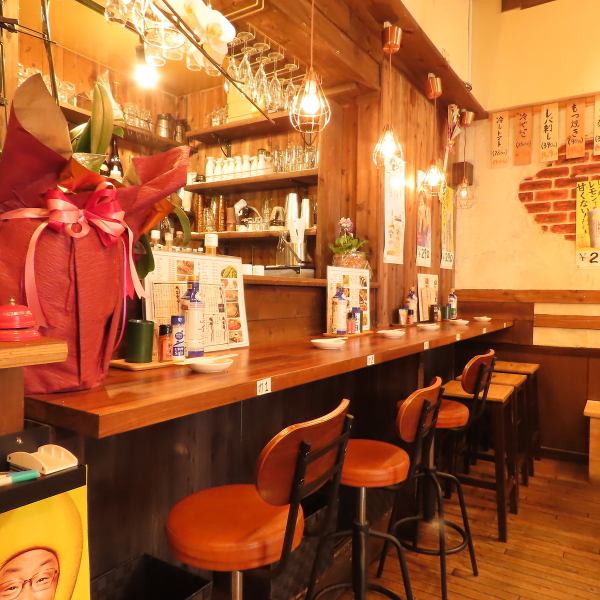 当店では、ゆったり過ごせる空間をご用意しております。友人との会話を楽しむテーブル席や、一人の時間を大切にしたい方にはサクッと食べられる、カウンター席がおすすめ♪落ち着いた雰囲気の中で心を込めた料理と共にリラックスしたひとときをお楽しみいただけます♪落ち着いた雰囲気の中で特別な瞬間をお過ごしください。
