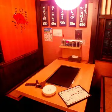 あたたかみのあるアットホームな雰囲気!学生さん必見のお得なコースやご宴会コースも人気です♪リーズナブルでボリューム満点の食べ飲み放題も当店の魅力です!!1800円~コースをご用意!+1500円で飲み放題も可能です!男子会、女子会、歓送迎会、忘年会、納会などにおススメです♪宴会のご予約はお早めにお願いします☆