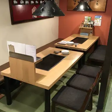 【大人数OK♪お座敷席】歓送迎会にも◎靴を脱いでくつろいで頂ける座敷は大人数でも対応可能です。30名様から最大36名様までお座敷の貸切もOK!!サークルの集まりや会社宴会でもお気軽にご利用下さいね!!10名様以上でのご利用はコースのご注文をお願いしています。ご予算・人数などお気軽にお問い合わせくださいね☆