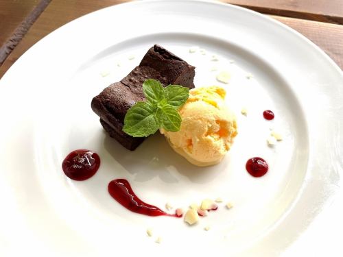 Rich gateau chocolate ~ served with vanilla ice cream ~