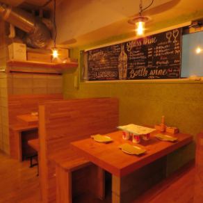 The interior of the store is full of the warmth of wood.In a warm space, it seems that chatting will be lively ♪