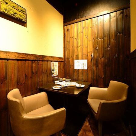 デートにオススメの2名掛けテーブル席です★こちらのテーブルは3名～半個室としてカスタムも可能♪