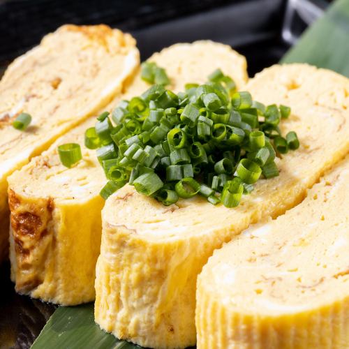 オーダーが入ってからていねいに巻きあげるふわふわオムレツ＆自家製だしまき玉子♪