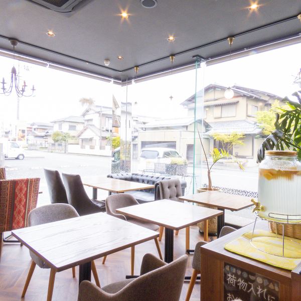 果物店併設のゆったり寛げるカフェでホッと一息◎ママ友会などにもピッタリな空間で、静岡県西部のフルーツを中心においしいフルーツをお子様とご一緒にご堪能いただけます♪フルーツと相性抜群のフレンチプレスコーヒーなどもあり！