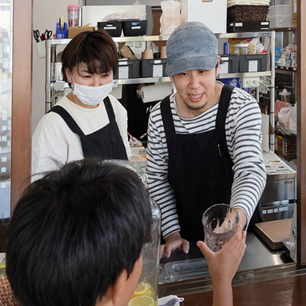 旬のフルーツを使ったメニューを取り揃え、フルーツのおいしさや食べることの楽しさを常に発信しております◎お客様目線の距離の近い接客を心がけ、笑顔でお出迎え♪当店でゆったりゆっくり素敵なひと時をお過ごしください◎