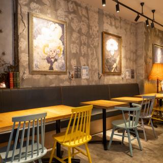 我们可以根据人数重新安排桌椅摆放，请随时联系我们！