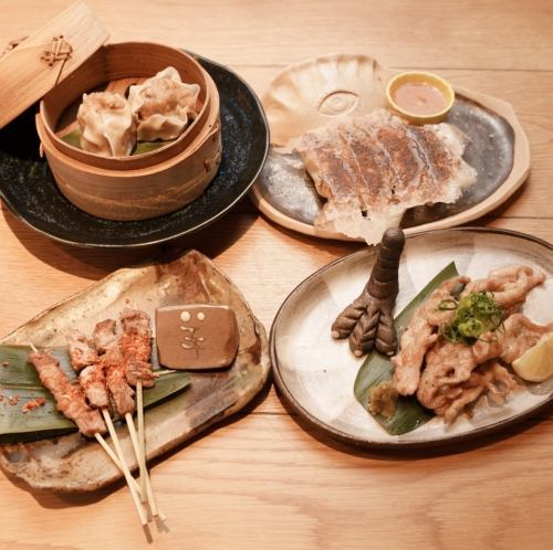 【 4つのモノノケ】やきとり ひつじ、ぎょうざ、しゅうまいなど 多様な料理とお酒が自慢