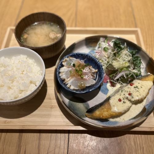 鰆のムニエルと鯛の炙りポンズの春爛漫定食