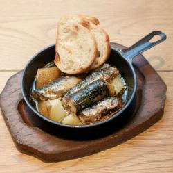 骨まで食べれるいわしのアヒージョバケット添え