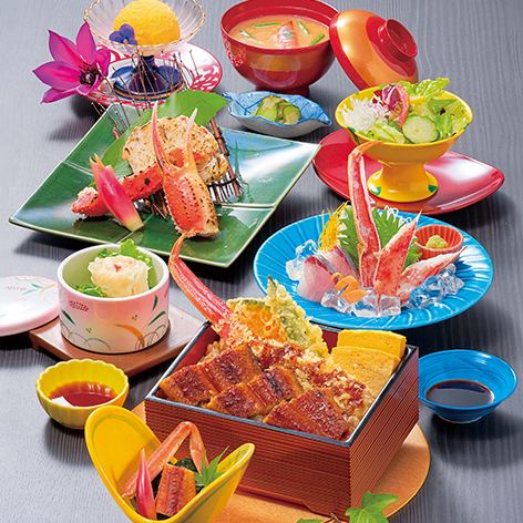 僅限夏季的特別懷石宴會，以著名的螃蟹天婦羅和鰻魚蒲燒為特色。