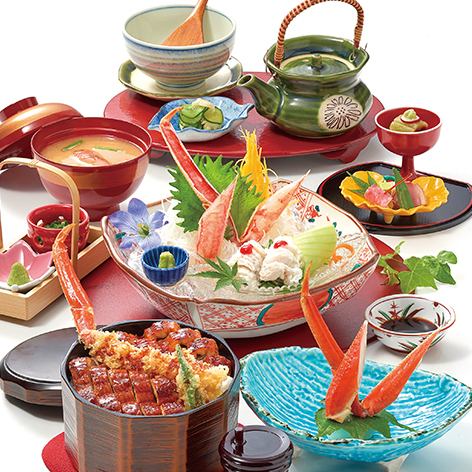 可以品嚐高樂蟹和鰻魚三吃的季節性特別菜單