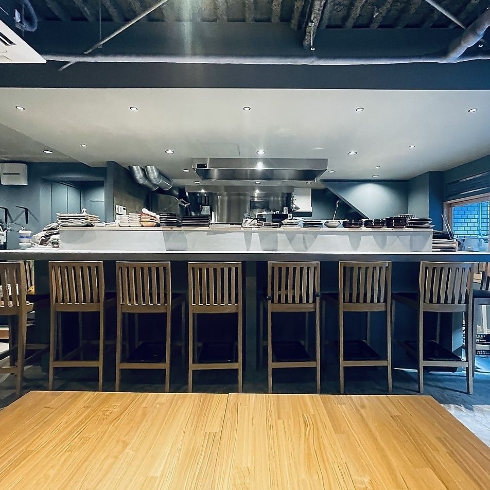 外国のバーにいるようなお洒落な店内はデートにもオススメです♪