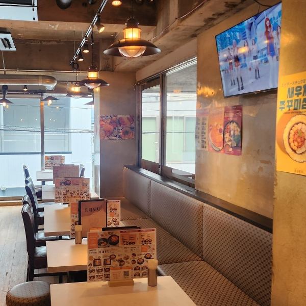[Honde Pocha Nagoya Osu Branch] The clean interior of the restaurant offers a panoramic view of the entire floor, making it safe even for families with children. The restaurant has a calm atmosphere, so even families with small children can feel at ease. Whether you're on a date or dining with friends, you can all enjoy delicious food in a stylish restaurant and have a wonderful time.