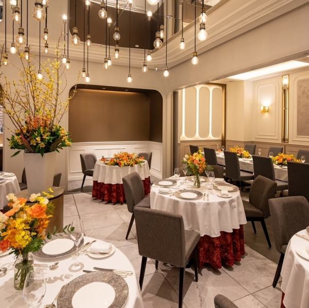 【建築家・奥村俊慈氏設計】「シンプルながらも力強い」をテーマにした、洗練と温もりが共存するメインダイニング。南青山の邸宅に招かれたような非日常空間で、円卓を囲み、正統派フレンチとワインをゆったりと味わう。記念日や大人のデートに、優雅なひと時をお過ごしください。