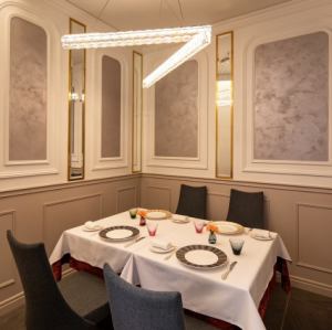 【プライベート重視の少人数個室】４名様までご利用可能な完全個室。ご家族での水入らずの記念日ランチや、密な会話を必要とする商談・接待に相応しい落ち着いた設えです。室料：昼6,000円／夜10,000円（税込）。