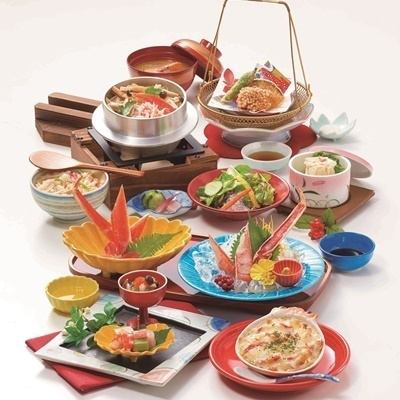 A rich flavor woven from seasonal ingredients.A set meal with a wide variety of items including crab.