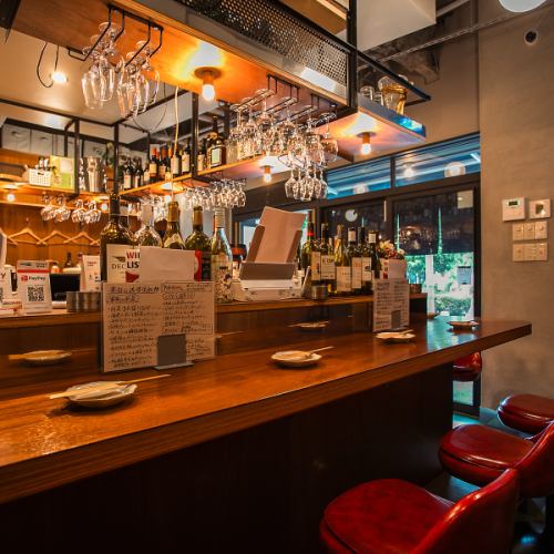 You can enjoy our specialty dishes at your leisure at the counter seats.