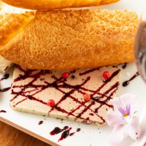 Under the Ayase Station overpass: Enjoy homemade cuisine and a wide selection of wines!