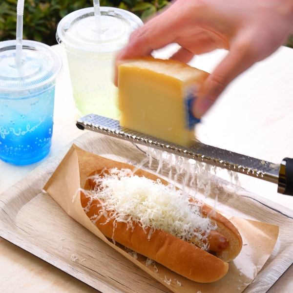 [Not only satisfying to eat] Cheese hot dog that is finished in front of you 680 yen (tax included)