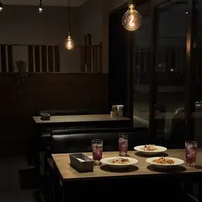 お客様に心からくつろいでいただけるよう、当店は照明にもこだわった店内をご提供しております♪昼とは違った雰囲気を楽しめる素敵な空間となっており、大切な人や友人とのご利用にぴったりです◎心に残る特別な時間を皆様でお過ごしいただけるよう、お迎えいたします！皆様のご来店を心よりお待ちしております◎