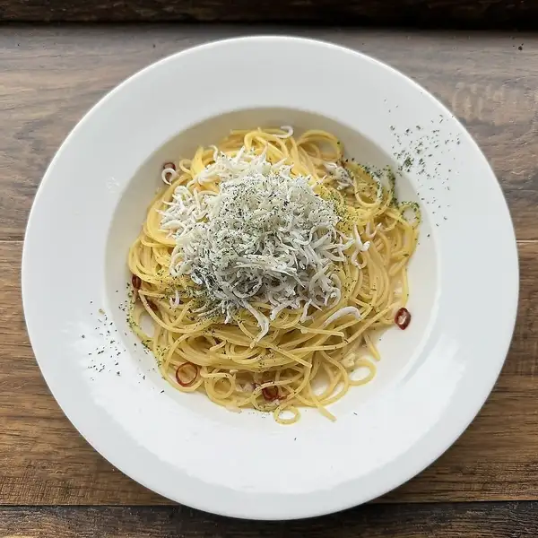 磯の香りと旨みが広がる!しらすのペペロンチーノ