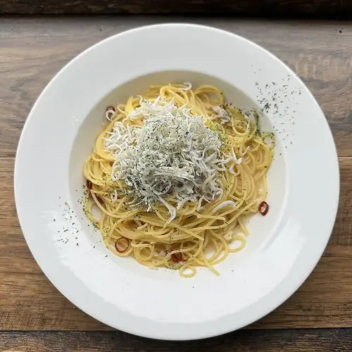磯の香りと旨みが広がる!しらすのペペロンチーノ